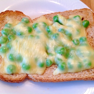 グリーンピースのチーズトースト